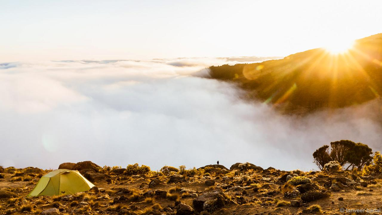 Những sông băng ở Kilimanjaro thu hẹp dần do biến đổi khí hậu xuất hiện từ nửa đầu thế kỷ 19, mưa rơi ít dần trên đỉnh Kili. “Ánh mặt trời mạnh hơn, gió ít hơn khiến băng tan ở nhiệt độ không khí -10 độ C hoặc thấp hơn”, George Kaser, chuyên gia sông băng ở trường đại học Innsbruck, Áo cho biết.