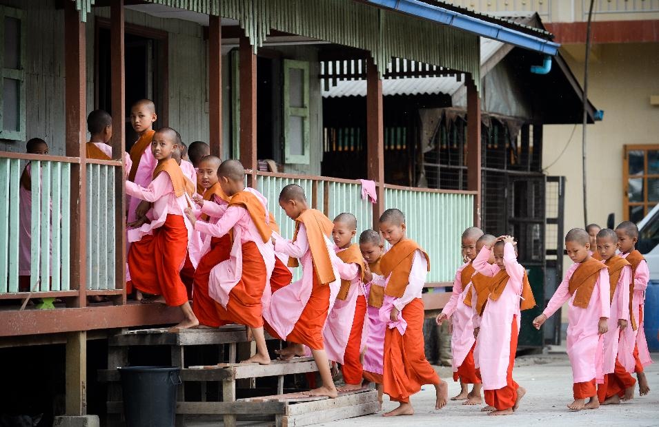 5. Vô vàn nhà sư: Thật khó để đi Myanmar mà không bắt gặp một nhà sư nào, từ chùa chiền, xe buýt, trên đường phố... Các nhà sư thường rất thân thiện và hỏi han du khách về cuộc sống bên ngoài Myanmar. Sư sãi chiếm 1% dân số ở Myanmar, và họ xuất hiện ở khắp mọi nơi.
