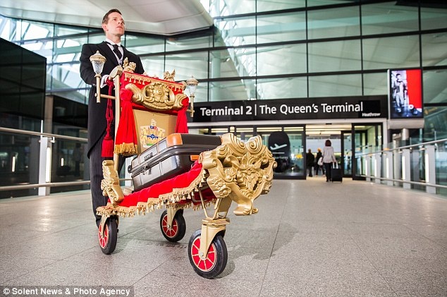 Đây là điểm nhấn trong lễ kỷ niệm một năm ngày mở cửa Terminal 2 trở lại của sân bay Heathrow. Các chuyên gia đã phải làm việc trong 87 tiếng đồng hồ để hô biến một chiếc xe đẩy hành lý bình thường thành một mẫu sang trọng cho lễ kỷ niệm. 