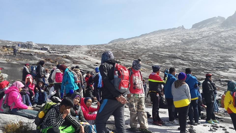 Dong dat o Malaysia, du khach mac ket tren dinh Kinabalu hinh anh