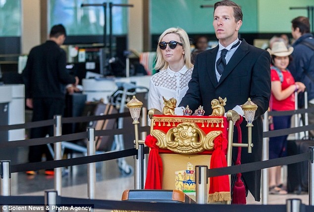 “Terminal của Nữ hoàng” là thông điệp các nhà tổ chức nhắn gửi trong buổi lễ kỷ niệm. American Gloria Wilmer một du khách có mặt ở sân bay rất sốc khi nghe thấy giai điệu bản quốc ca từ chiếc xe đẩy: “Chúng tôi vừa xuống sân bay từ Neward và đang chờ đón kỳ nghỉ ở London. Chúng tôi đã chứng kiến và tôi rất thích cách người Anh tổ chức như thế này. Thật là một khởi đầu dễ thương cho kỳ nghỉ”.