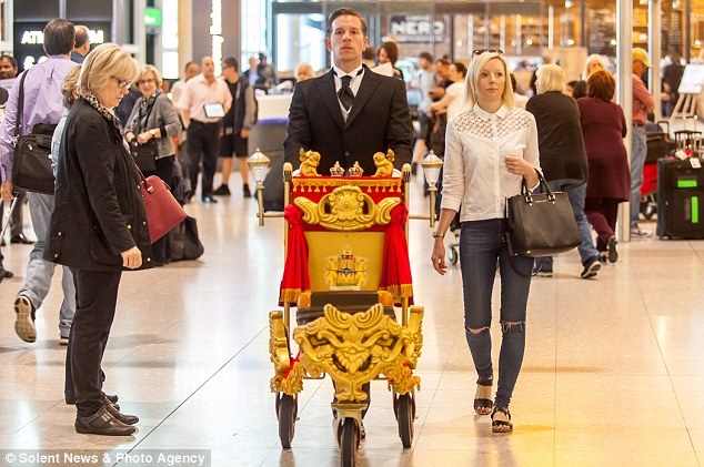 Chiếc xe đẩy đặc biệt này sẽ được trưng bày ở Terminal 2 đến hết tháng 6 để kỷ niệm sinh nhật của Terminal 2 cũng như ngày sinh của Nữ hoàng vào ngày 13/6 tới.