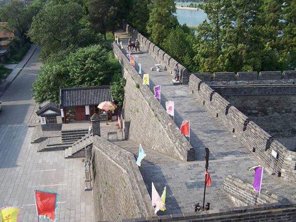 Nơi thu hút khách du lịch: Sông Trường Giang là một trong những điểm du lịch hút khách nhất Trung Quốc. Những tour đi thuyền trên sông kéo dài 4 – 5 ngày từ Trùng Khánh được nhiều du khách lựa chọn để ngắm cảnh dọc bờ sông và dừng lại ở các điểm du lịch nổi tiếng như đập Tam Hiệp, thành phố ma Fengdu. Du khách còn có thể dạo bước ở thành cổ Kinh Châu, một nơi nổi tiếng trong tác phẩm Tam Quốc diễn nghĩa. Kinh Châu có vị trí chiến lược về mặt quân sự, vì vậy trong thời Tam Quốc, các cuộc chiến đều có mục tiêu tranh giành địa bàn những quận này. Ảnh: chinadiscovery.