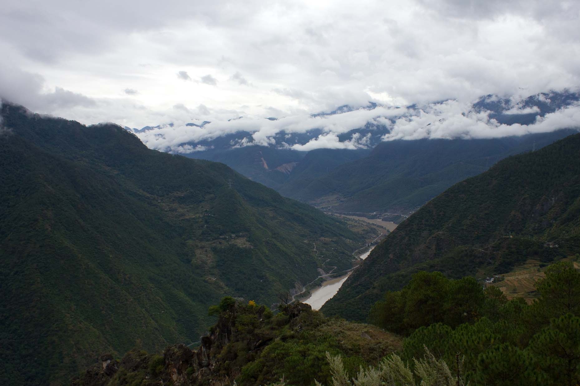 Đi ngược về phía tây sông Trường Giang là thắng cảnh Hổ Khiêu Hiệp (Tiger Leaping Gorge), một trong những hẻm núi sông sâu nhất thế giới. Hẻm núi gồm một con đường chính dài khoảng 22 km, với núi và thác nước hùng vĩ, hệ sinh thái phong phú, đa dạng. Ảnh: Escapeartistes.