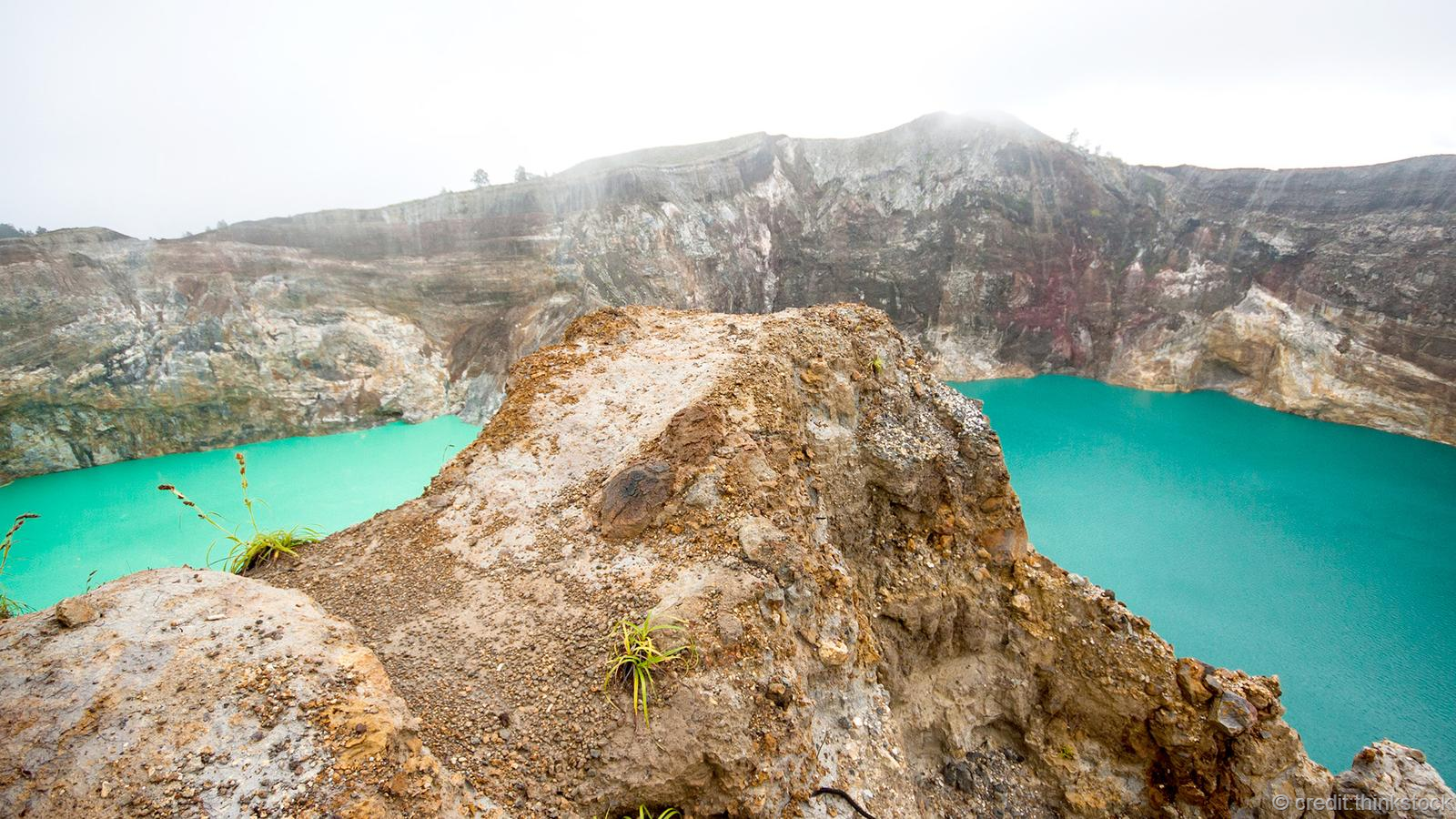 Mount Kelimutu, Indonesia: Núi lửa Kelimutu với 3 hồ nước 3 màu là điểm thu hút các nhà khoa học và du khách đến đảo Flores ở tỉnh East Nusa Tenggara khám phá. Núi lửa nằm ở ở độ cao khoảng 1.632 m so với mực nước biển. Ba hồ nước có màu sắc khác nhau là đỏ, xanh dương và trắng. Màu sắc của nước trong hồ thay đổi liên tục theo thời gian, màu mới nhất là xanh lá, đỏ sẫm và đen. Các nhà khoa học giải thích nguyên nhân là do phản ứng hóa học của trữ lượng khoáng sản hay ảnh hưởng của loài sinh vật, rong rêu và đá trong miệng núi lửa gây ra.