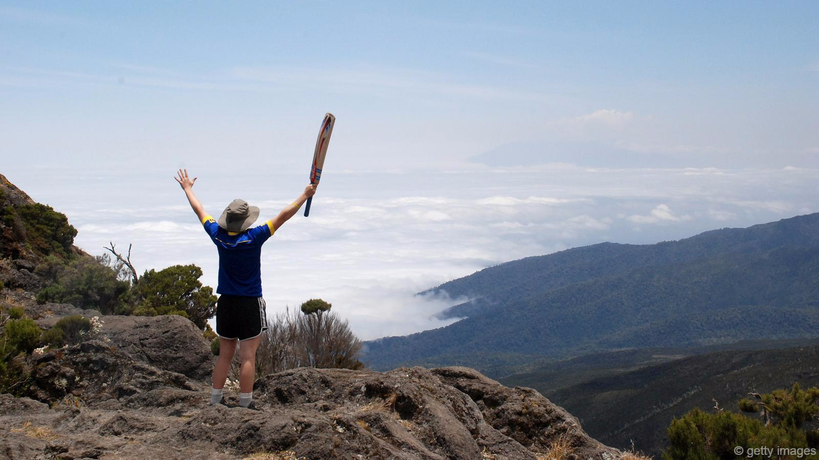 Đỉnh Kilimanjaro và miệng núi lửa Ngorongoro Crater, Tanzania: Nằm ở biên giới giữa Tanzania và Kenya, Kilimanjaro là ngọn núi cao nhất châu Phi với độ cao 5.895 m và cũng là núi lửa cao nhất lục địa đen. Kilimanjaro gồm 3 núi lửa, trong đó ngọn Mawenzi và Shira đã biến mất, còn ngọn cao nhất là Kibo vẫn còn hoạt động với rất nhiều khí gas.