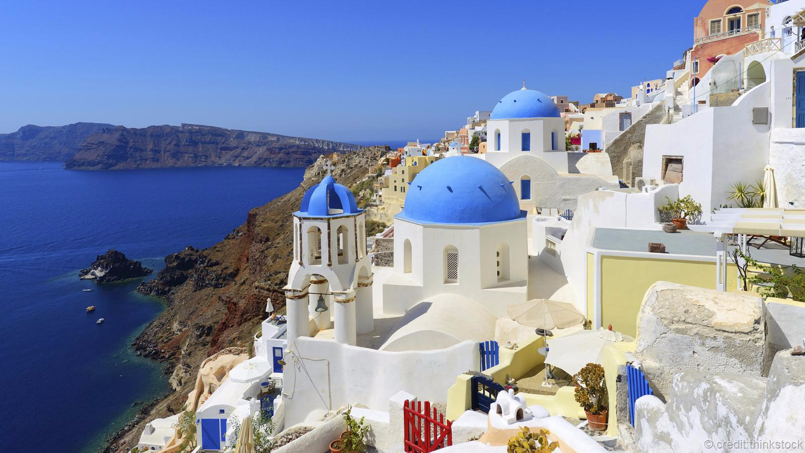 Santorini, Hy Lạp: Vùng Santorini nổi tiếng với những ngôi nhà màu trắng, nhưng ít ai biết rằng hòn đảo này là tàn dư của một miệng núi lửa hình thành từ năm 1600 trước công nguyên với vụ phun trào lớn nhất trong lịch sử. Ngày nay, Santorini thu hút du khách từ các nơi trên thế giới.