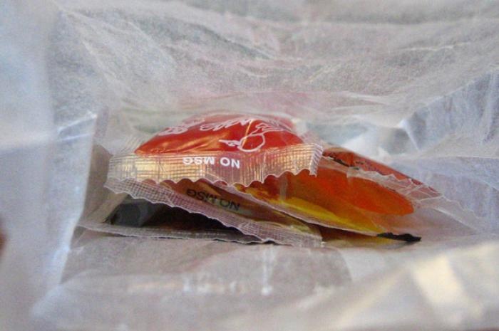 Nước sốt vịt là một món ăn được mỹ hóa từ nước sốt mận của Trung Quốc, hay tương đen. Nó được chế biến từ quả mơ nên có màu cam, một loại nước sốt phổ biến ở Trung Quốc.