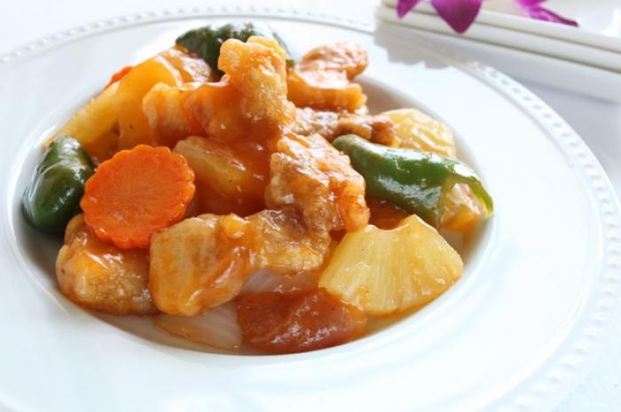 Món này là phiên bản kiểu Mỹ của món cá sốt chua ngọt. Song, phần nước sốt của món cá không hề có cà chua như trong món sườn ram chua ngọt này. Bên cạnh đó, nước sốt kiểu Mỹ cũng ngọt hơn rất nhiều so với bản gốc. Và tóm lại thì món này hoàn toàn không có ở Trung Quốc.