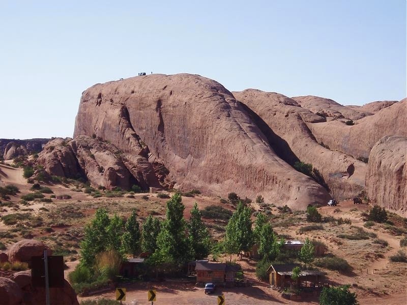 Đường đua này nhìn ra quang cảnh ngoạn mục của dãy núi La Sal, hẻm núi Negro Bill, Abyss và dòng sông Colorado. Một đường đua nổi tiếng khác trong vùng là 