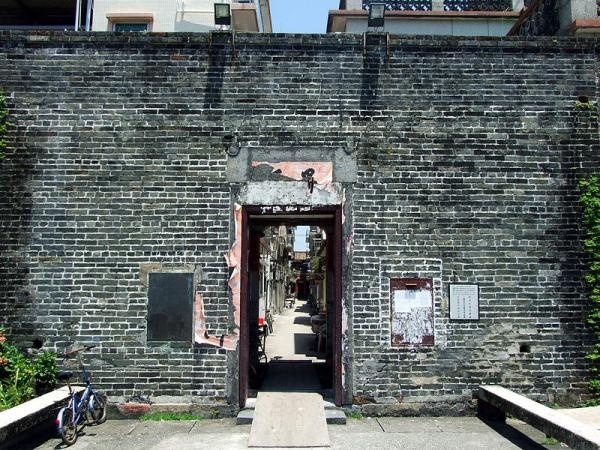 Nói sâu hơn về gốc gác hình thành những ngôi làng cổ này, du khách có thể lật tìm những trang sử Trung Quốc vào thế kỷ 14. Khi nội bộ Trung Quốc xảy ra phân tranh liên miên, rất nhiều tôn tộc đã tới Hong Kong để trú nạn. Đời nhà Minh (1368 - 1644), một trong những gia tộc lớn tại khu vực này của Hong Kong là gia tộc Đặng Thị xảy ra mâu thuẫn nội bộ rất sâu sắc, thường xuyên xảy ra xô sát; thêm vào đó hải tặc lại lộng hành khiến dân cư nơi đây không thể sống yên ổn. Vì vậy, họ đã tiến hành xây tường bao quanh làng mình để bảo vệ an toàn của bản thân. Những ngôi làng này có chung tên gọi là Vây Thôn (những ngôi làng được xây tường bao bao bằng gạch, đá). Ảnh: Sina