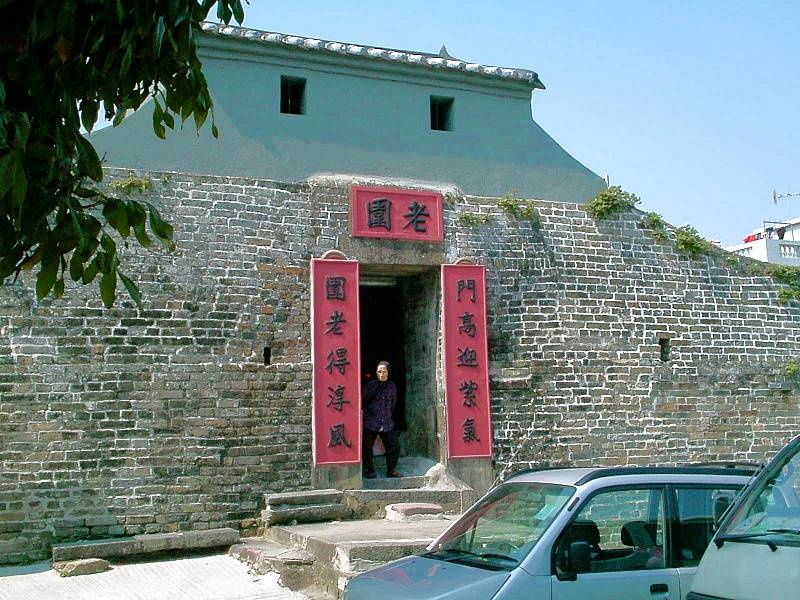 Gia tộc Đặng Thị định cư tại Cẩm Điền, Tân Giới vào thế kỷ 14, xây dựng được 5 ngôi làng khác nhau với tường bao kiên cố, trong đó ngôi làng được xây dựng sớm nhất có tên là Lão Vây. Hiện nay kết cấu tường bao và những kiến trúc trong làng vẫn được bảo tồn nguyên vẹn. Nếu du khách đi theo đường mòn di sản Lung Yeuk Tau, bạn có thể nhìn thấy rất rõ những bức tường đã được xếp vào hàng những di tích cổ được bảo hộ. Ảnh: Sina