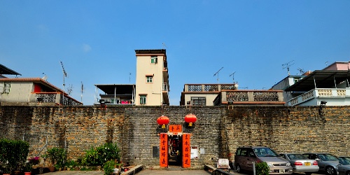 Trong một loạt những ngôi làng cổ của gia tộc Đặng Thị, Làng Cát Khánh Vây (Kat Hing Wai) là một trong những ngôi làng lớn nhất còn được bảo lưu lại tại Hong Kong. Ngôi làng được xây dựng từ năm 1465 đến 1487, nhưng phải tới cuối thế kỷ 17, quanh làng mới được xây thêm tường bao bằng gạch. Đây là một ngôi làng có hình chữ nhật, tường bao được xây dựng chủ yếu bằng các bức tường gạch màu xanh. Ngày nay, người Hakka sống ở đó vẫn còn đội mũ rộng vành truyền thống của họ được phủ tấm vải đen, và Kat Hing Wai là sự hiện hữu tương đối nguyên vẹn về lịch sử hình thành ngôi làng và cuộc sống của những người định cư đầu tiên. Ảnh: Baike