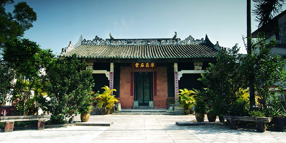 Từ Đường là trung tâm của những ngôi làng cổ. Đây là nơi giảng bài cho các bạn nhỏ, là nơi người dân tập trung để tế lễ tổ tiên, tổ chức hội hè. Tại làng Thượng Thủy (Sheung Shui Wai) trong khu vực của quận Tân Giới, có một Từ Đường có tên là Liu Man Shek Tong rất đáng để du khách tham quan. Từ đường này được gia tộc họ Miêu Thị xây dựng năm 1751 với những kiến trúc điêu khắc rất tinh xảo, đẹp mắt. Ảnh: Ifeng