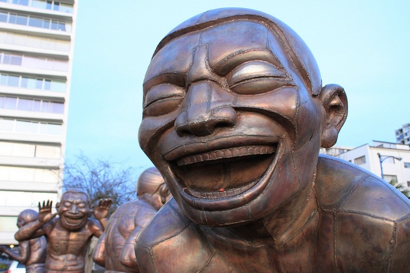 Mỗi bức tượng cao 3 m, nặng 250 kg. Một dòng chữ được khắc vào ghế đá: “Mong bức tượng này truyền cảm hứng mang lại tiếng cười, niềm vui cho tất cả những ai từng chứng kiến nó”.