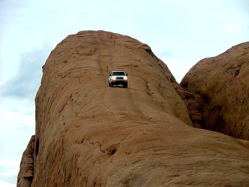 “Lưng sư tử” là dãy núi sa thạch cao vài chục mét. Để chinh phục cung đường này, du khách phải lái xe lên đỉnh núi với độ dốc 65 độ rồi quay đầu và từ từ đi xuống. Cung đường trở nên nổi tiếng từ vài năm trước, sau khi một chiếc xe bị mất phanh và lao xuống sườn núi, rơi thẳng đứng từ độ cao 9 m. May mắn là không ai thiệt mạng trong tai nạn này, xong sự cố đã được quay video và chiếu trên nhiều chương trình truyền hình. 