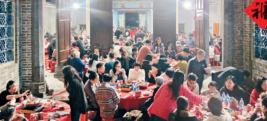 Dù một số thành viên trong làng đã đi làm ở thành phố, dù cuộc sống của người dân trong thôn không còn hạn chế ở bên trong khuôn viên của làng, nhưng mỗi khi có lễ tết truyền thống hoặc những hoạt động riêng của khu làng cổ, những người già nơi đâylại cùng tề tựu tại các Từ Đường để thưởng thức những món ăn truyền thống, cùng chúc phúc cho nhau. Những món ăn truyền thống này đều lấy thực phẩm địa phương, do người dân nơi đây tự trồng được. Ảnh: Sohu