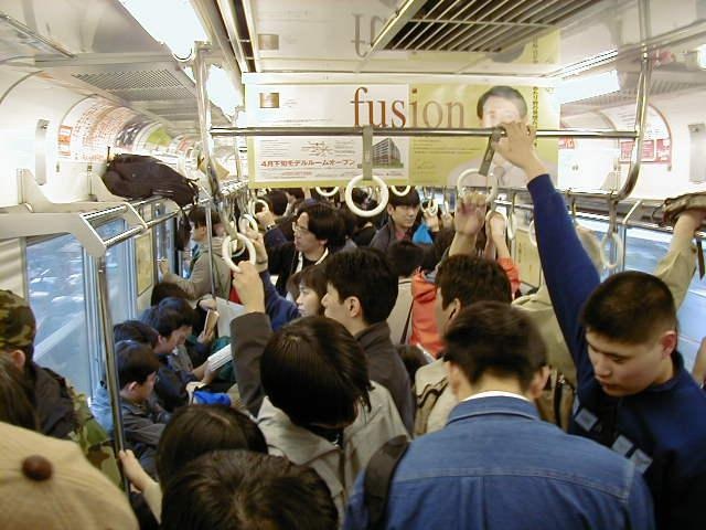 Nhung bai hoc tren tau dien ngam o Nhat Ban hinh anh