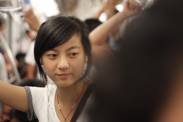 Tàu điện ngầm với đủ kiểu người, là một 