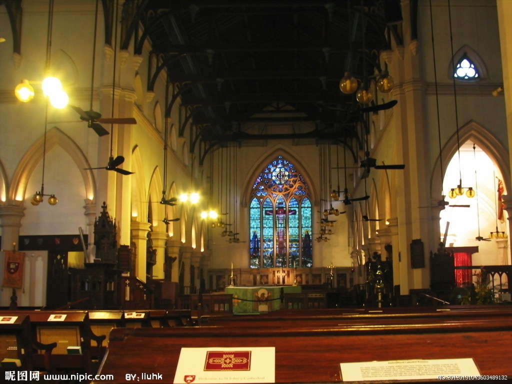 Thực tế, Hong Kong là thành phố có lịch sử hình thành khá phức tạp và văn hóa đa dạng sắc màu, vì thế mảnh đất này tồn tại nhiều địa danh tâm linh cũng là điều tự nhiên dễ hiểu. Dù có nhộn nhịp sầm uất thế nào, thì chỉ cần bước chân vào nhà thờ hay một ngôi chùa thì các tín đồ hay du khách tại Hong Kong đều tìm thấy những giây phút tĩnh lặng cho tâm hồn. Và đây chính là một trong những nét văn hóa truyền thống tạo nên trái tim yên bình cho Hong Kong nhộn nhịp. Ảnh: Huanqiu