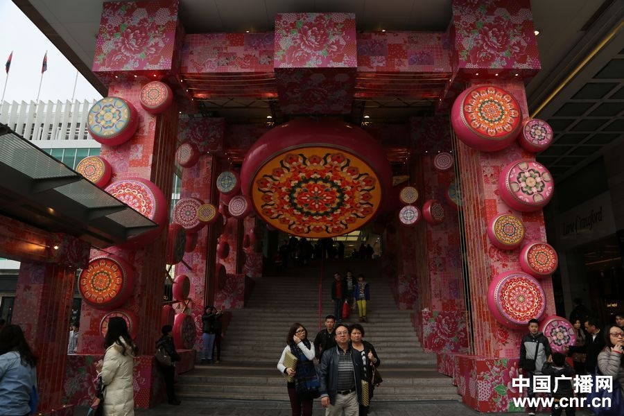 Khi đặt chân tới mảnh đất Hong Kong, chắc chắn du khách sẽ nhanh chóng cảm nhận được tinh thần tín ngưỡng đã ăn rất sâu vào văn hóa của người dân nơi đây, bởi nó được thể hiện rõ nét trong từng hơi thở trong cuộc sống thường nhật. Bạn có thể nhìn thấy đằng sau khung cảnh phồn hoa, sầm uất của trung tâm mua sắm Hong Kong là hình ảnh những ngôi chùa, nhà thờ trang nghiêm, thanh tịnh; bạn còn có thể dễ dàng nhìn thấy những bà chủ bày đồ thờ cúng ở phía trước các sạp hàng của mình hay một số gia đình còn đốt hương, vàng mã ở bên đường vào những ngày lễ tết. Ảnh: cnr 