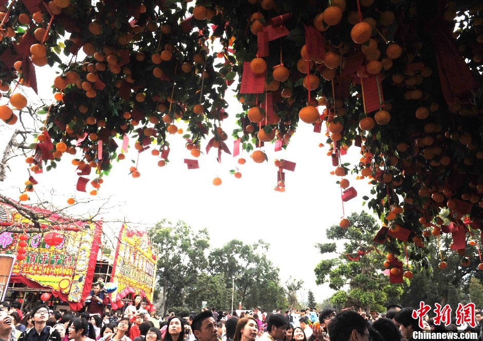 Những tập tục truyền thống và nghi thức tôn giáo này vẫn luôn tồn tại trong lòng thành phố Hong Kong hiện đại, phồn hoa như một phần không thể thiếu của người dân nơi đây. Ảnh: Sina 