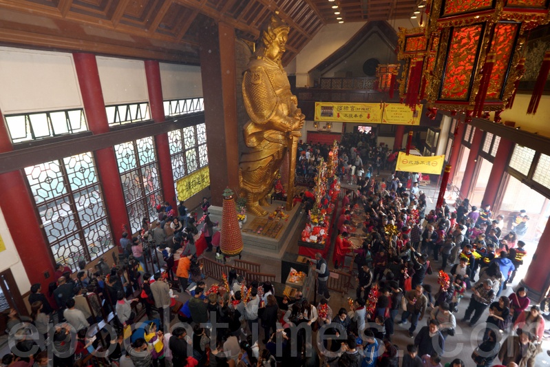 Nét đặc biệt là tại Hong Kong tồn tại rất nhiều loại hình tôn giáo, tín ngưỡng khác nhau cùng tồn tại. Dù bạn theo Phật giáo, Đạo giáo, Nho giáo, Hồi giáo hay Thiên chúa giáo...thì bạn vẫn có thể tìm thấy khoảng không gian tâm linh cho riêng mình ở mảnh đất này. Ảnh: Sohu