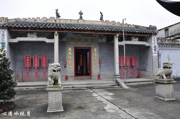 Ngôi miếu có nguồn gốc từ thời nhà Tống, khi hai anh em từ Phúc Kiến kiếm sống ở khu Cửu Long bằng nghề buôn muối tới đại lục. Trong một lần ra khơi, thuyền của họ bị gió mạnh đánh và họ bị cuốn xuống biển. Họ đã cầu xin Thiên Hậu cứu giúp và mắc cạn ở vịnh Joss House. Vì thế, họ đã cho xây miếu thờ bà Thiên Hậu tại vịnh để tưởng nhớ công ơn của bà. Ảnh: mafengwo