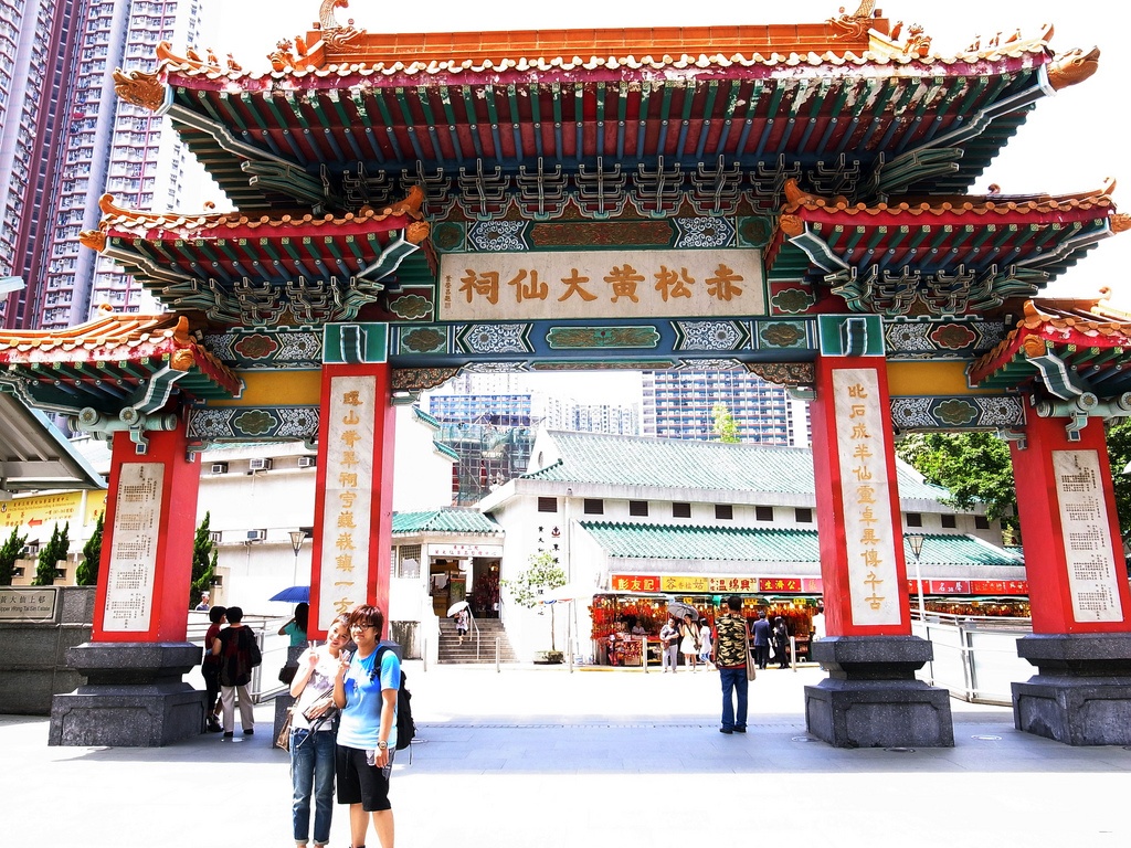 Bên cạnh đó là miếu Hoàng Đại Tiên (Wong Tai Sin) cũng là một địa điểm tâm linh nổi tiếng tại Hong Kong. Miếu thờ cả Khổng Tử, Quan Âm và Lão giáo. Ảnh: Sina