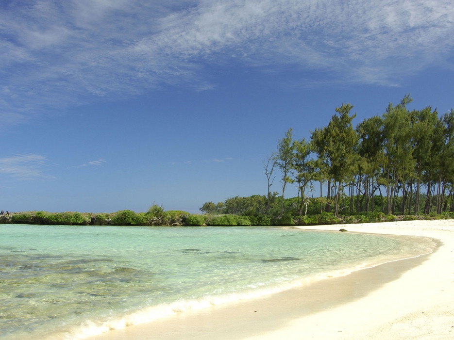 10. Banana Bay, St. Kitts & Nevis: Mặc dù vùng này trở nên khá phát triển những năm gần đây, song bãi biển Banana Bay vẫn giữ được vẻ hoang sơ tĩnh tại của nó. Không giống như các vùng lân cận như Cockleshell and Oualie Beaches với nhiều quán bar, khách sạn và các hoạt động giải trí, Banana Bay rất ít cơ sở vật chất, thiết bị nên rất lý tưởng cho việc thư giãn.