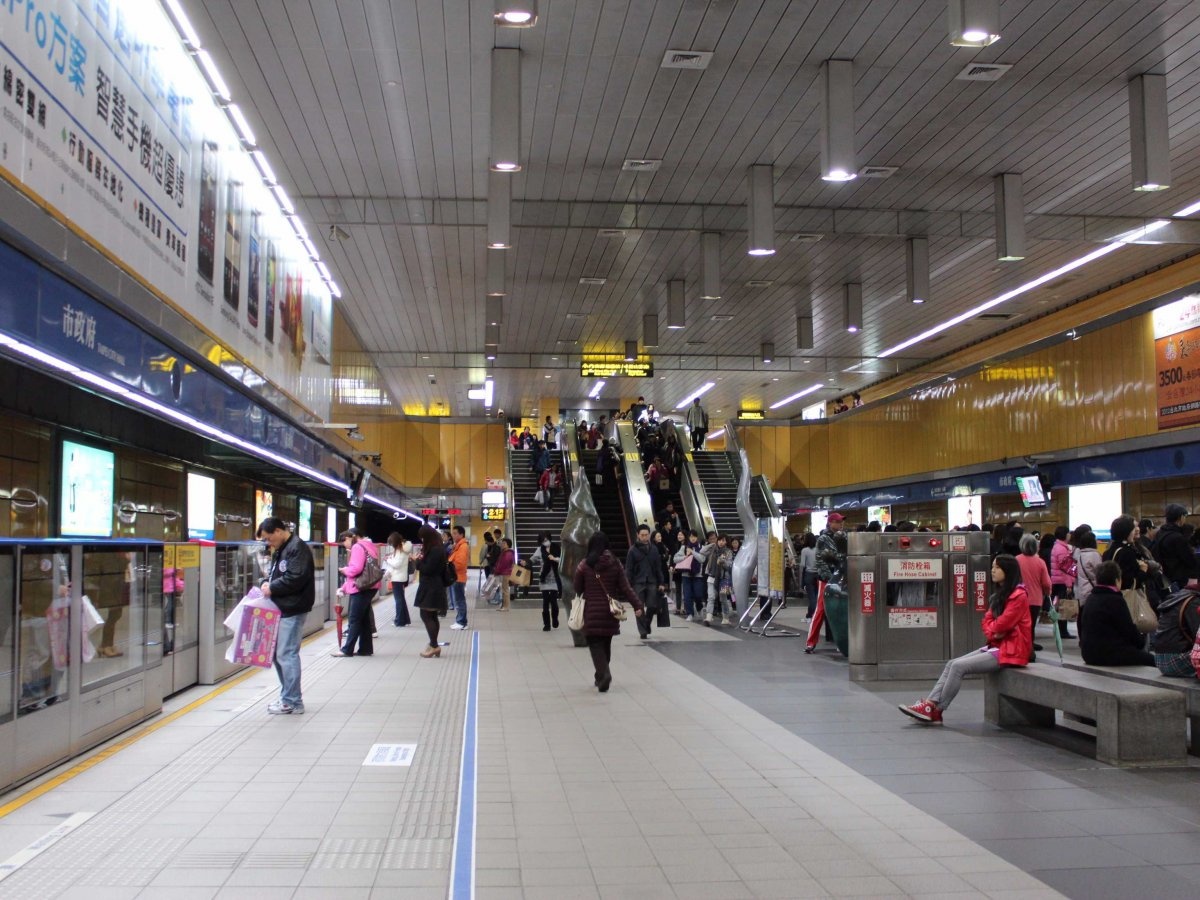 12. Tàu điện ngầm ở Đài Loan chạy khắp đảo, rất sạch sẽ, đúng giờ và đặc biệt là rẻ. Bạn có thể đến mọi nơi với giá chưa đến <abbr class=