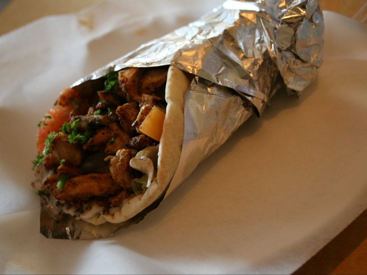 Shawarma là món ăn được yêu thích ở Trung Đông và châu Âu, được làm bằng thịt gà hoặc cừu nướng thái mỏng, cuốn trong vỏ bánh mì dẹt, ăn kèm dưa chuột, hành tây, cà chua, bắp cải và nước xốt.