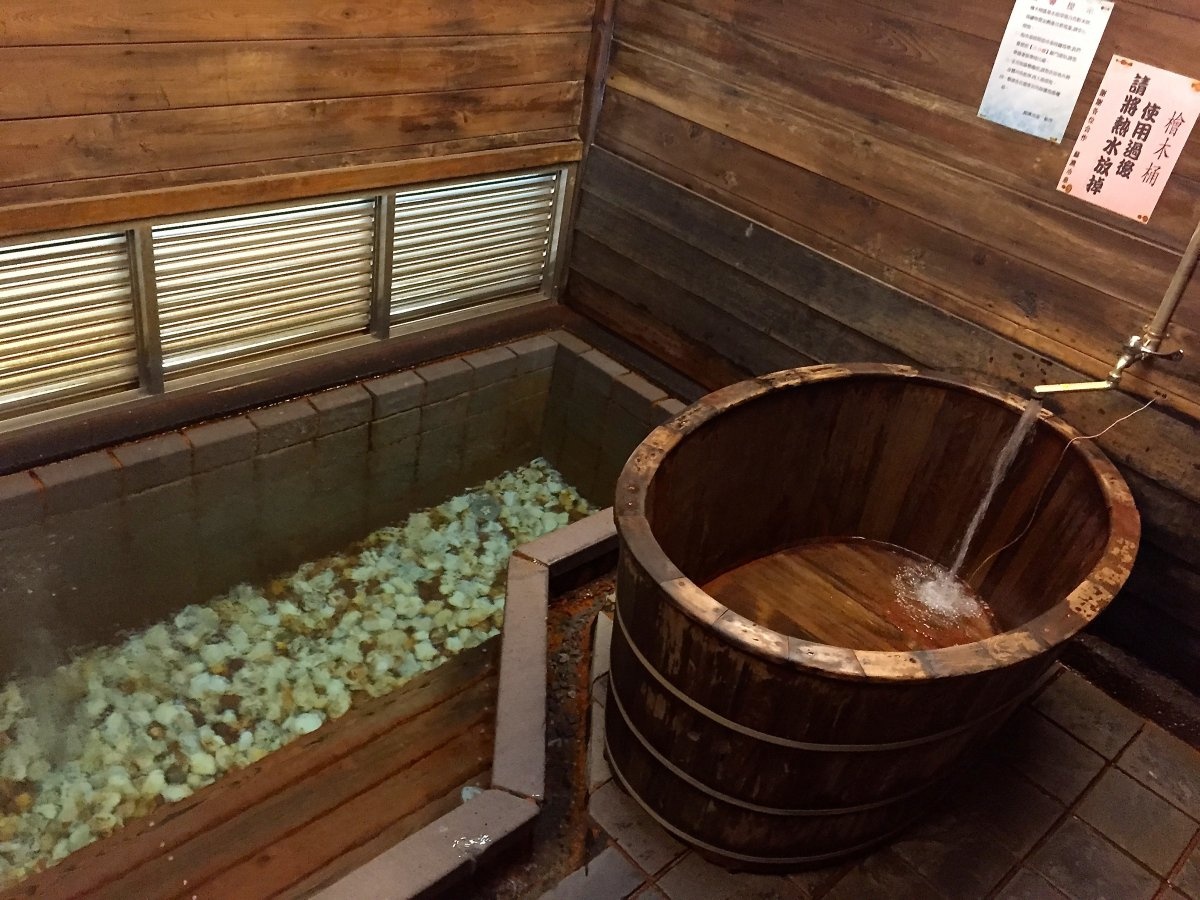 15. Một hoạt động ưa thích của người Đài Loan là tụ tập ở các suối nước nóng. Bạn có thể mặc đồ bơi tắm suối nước nóng, hoặc ngâm mình nude ở những bể tắm riêng, phân chia theo giới tính. Những suối nước nóng này có ở khắp đảo, nổi tiếng nhất là khu Beitou bên ngoài Đài Bắc, và Jiaoxi ở Yilan.