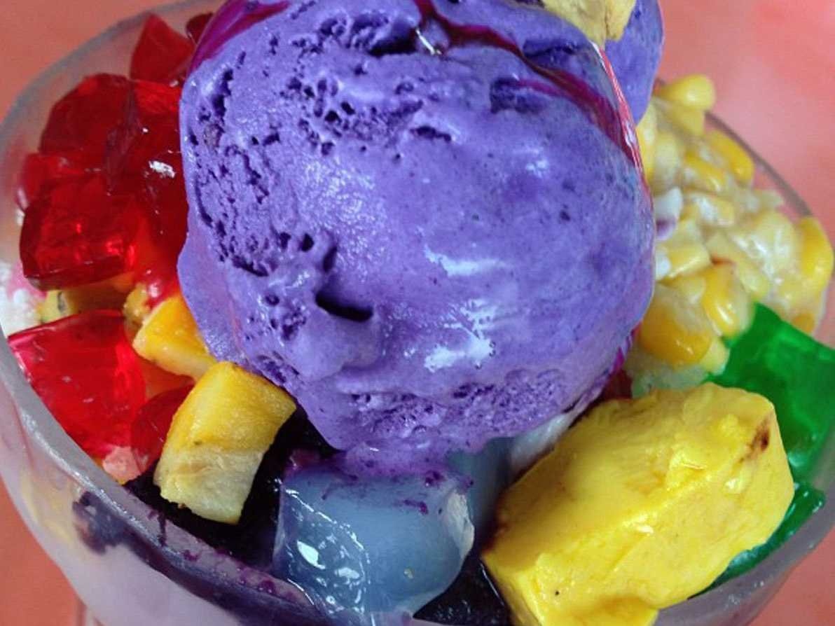 Halo-Halo là món tráng miệng phổ biến ở Philippines, gồm đá bào, sữa, hạt đậu luộc, dừa, khoai lang, thạch, kem… 