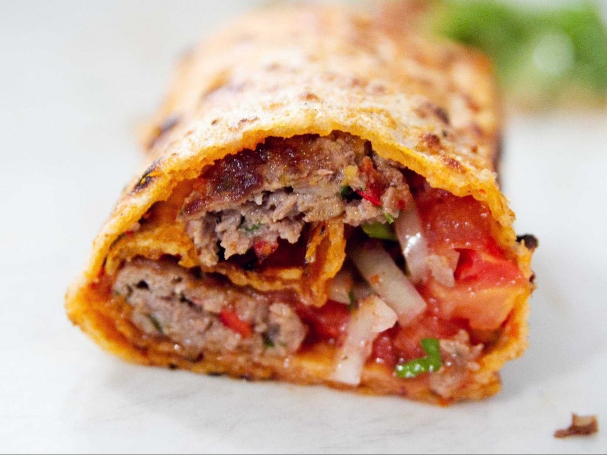 Món Dürüm ở Istanbul, Thổ Nhĩ Kỳ được làm bằng bánh mì mỏng cuốn thịt cừu, gà hoặc bò được ướp gia vị thơm ngon, kèm hành tươi, dưa chuột, rau sống, cà chua, xốt sữa chua và tương ớt.