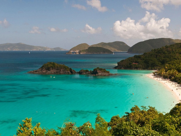 2. Bãi Honeymoon, St. John, USVI: Nằm trong công viên quốc gia quần đảo Virgin, bãi Honeymoon là một trong 7 bãi biển ở khu nghỉ dưỡng Caneel Bay, một trong những khu nghỉ dưỡng kiểu cổ điển đặc trưng của Caribbe. Du khách có thể ra đảo bằng thuyền hoặc đi bộ. Bãi biển tuyệt đẹp với cát màu trắng ngà và làn nước trong vắt.