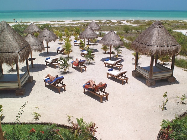 4. Punta Coco, đảo Holbox, Mexico: Holbox là một hòn đảo nhỏ tách ra từ đất liền ở bang Quintana Roo, Mexico. Bãi biển Punta trên đảo là lựa chọn lý tưởng cho những du khách “mèo lười” với vẻ đẹp yên bình và tĩnh lặng với bãi cát hoang sơ chưa bị nhiều du khách khám phá.