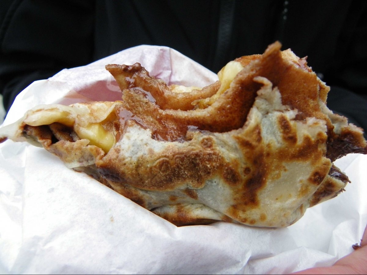 Crêpes là món bánh được yêu thích ở Paris, có loại mặn gồm giăm bông và pho mát, hoặc loại ngọt gồm Nutella, sữa trứng, đường…