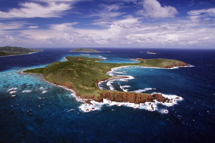 6. Culebrita, Culebra, Puerto Rico: Bãi biển nằm trên một hòn đảo nhỏ chưa phát triển ở Culebra. Trên đảo không có cơ sở vật chất, phương tiện hay nhà hàng nào cả, chỉ có một ngọn hải đăng nhỏ xíu không hoạt động. Làn nước ở đây rất nông, bãi cát trắng như bạc, và đừng quên mang theo đồ ăn khi bạn đến đây.
