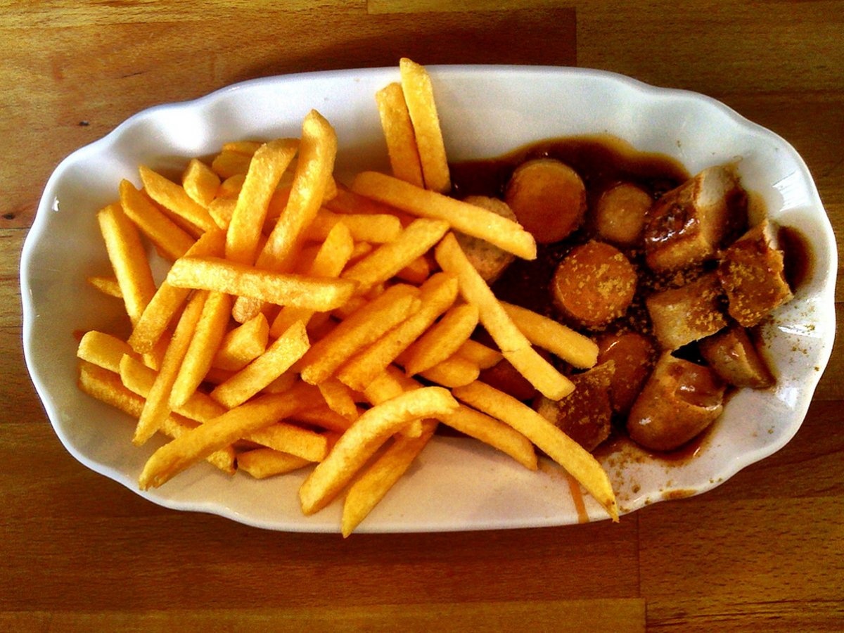 Món Currywurst là loại đồ ăn đường phố đặc trưng ở Đức, gồm xúc xích thịt heo chiên dội hỗn hợp xốt cà chua và bột cà ri, ăn kèm bánh mì hoặc khoai tây chiên.