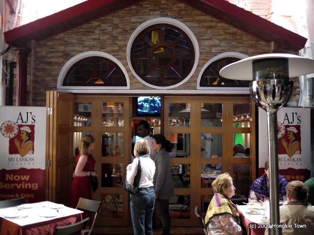 Sai Kung còn là địa chỉ khá có tiếng và được nhiều người châu Âu ưa thích bởi hệ thống bar, club và nhà hàng phong phú. Bạn có thể dễ dàng tìm thấy đa dạng các món ăn của Ấn, Nhật, Thái, Ý hay Mĩ…Tuy vậy, những người Hồng Kông 