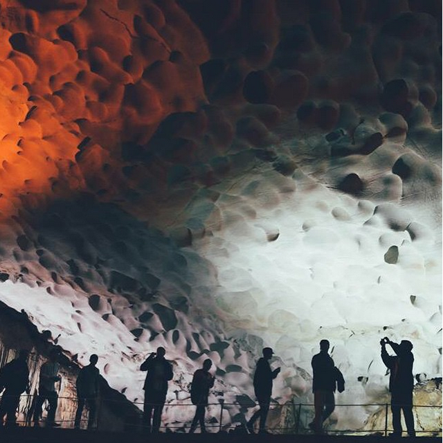 Hang Sửng Sốt ở vịnh Hạ Long.