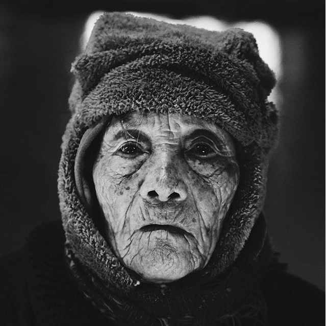 Hội An, Việt Nam 2014. Cụ bà này bán hoa để thả xuống dòng sông.