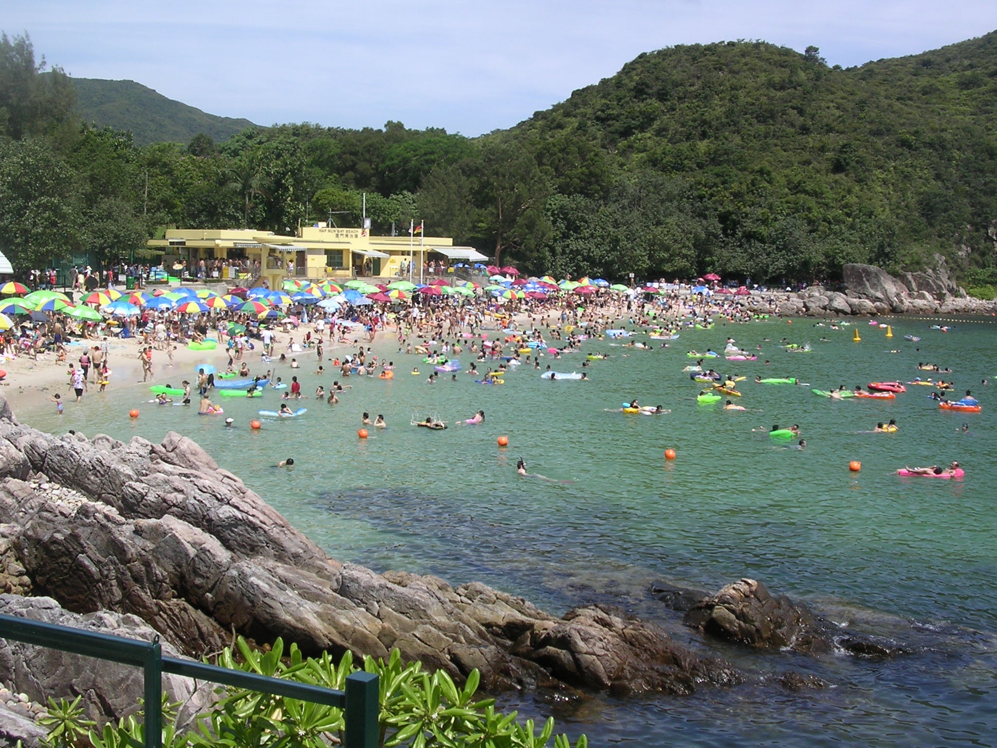 Hong Kong có rất nhiều biển, nhưng bãi biển được đánh giá là sạch nhất phải kể tới Trio tại Sai Kung. Ảnh: Sina