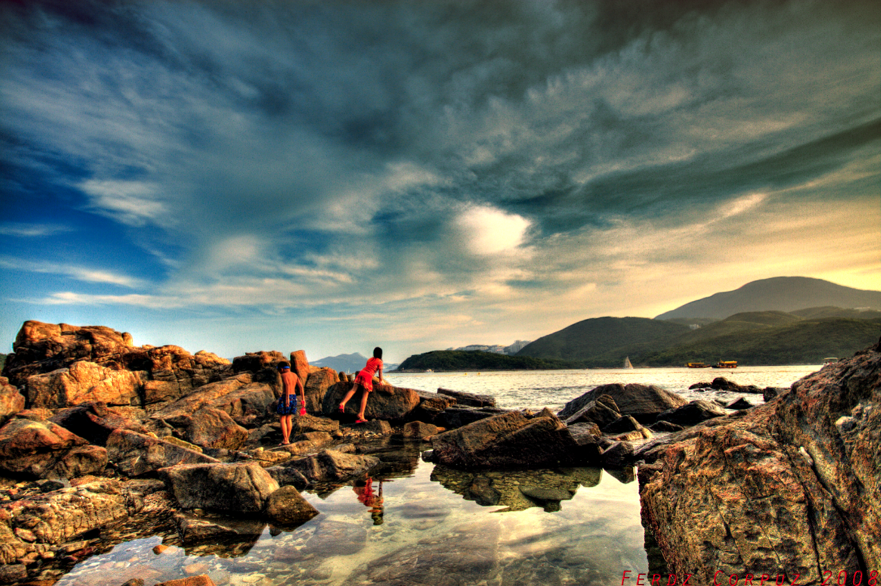 Đây là bãi biển nhỏ nhưng cát mềm, sóng êm đềm và khung cảnh lãng mạn rất thích hợp cho các cặp đôi yêu nhau hò hẹn. Ảnh: Sina