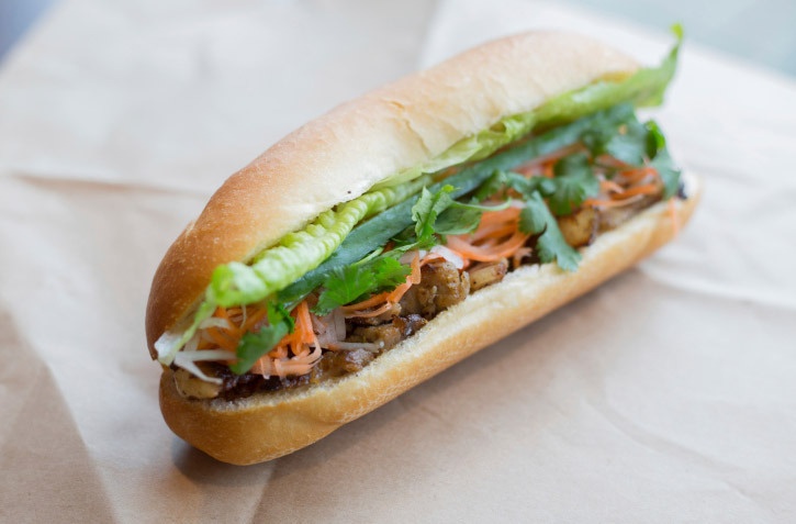 Bánh mì Việt Nam là sự pha trộn giữa ẩm thực Pháp và Việt Nam.