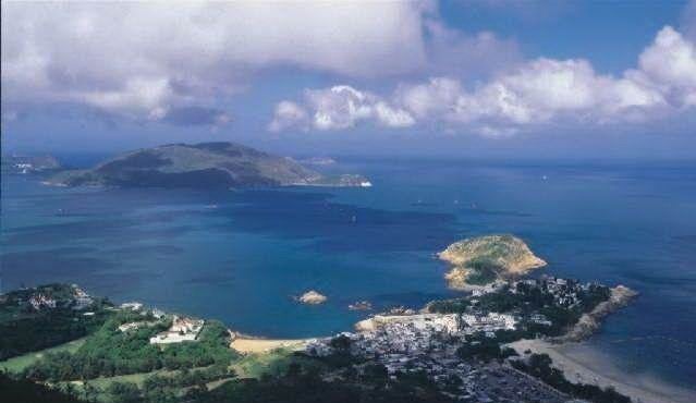 Thậm chí, không cần rời khỏi trung tâm thành phố, bạn chỉ cần dành thời gian một ngày để ghé thăm bãi biển Shek O là đã đủ để thưởng thức hương vị biển trong lành, tinh khôi. Bãi biển này khá thú vị bởi bãi biển rộng, phong cảnh núi đá hùng vĩ và một ngôi làng cạnh bờ biển với nhiều nhà hàng, quán cà phê và các quán thịt nướng. Du khách có thể mượn dụng cụ nướng của nhà hàng để tự nướng thịt hoặc thưởng thức nhiều món thịt xiên nướng của những quán hàng nhỏ trên bãi biển. Ảnh: Hinews