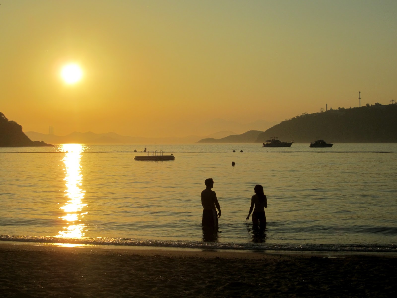 South Bay được đánh giá là bãi biển tuyệt nhất trong đêm của Hong Kong. Những du khách muốn thưởng thức vẻ đẹp của bãi biển này nên ghé South Bay khi hoàng hôn bắt đầu buông. Đây cũng là nơi ngắm hoàng hôn rất lý tưởng. Ảnh: Sohu
