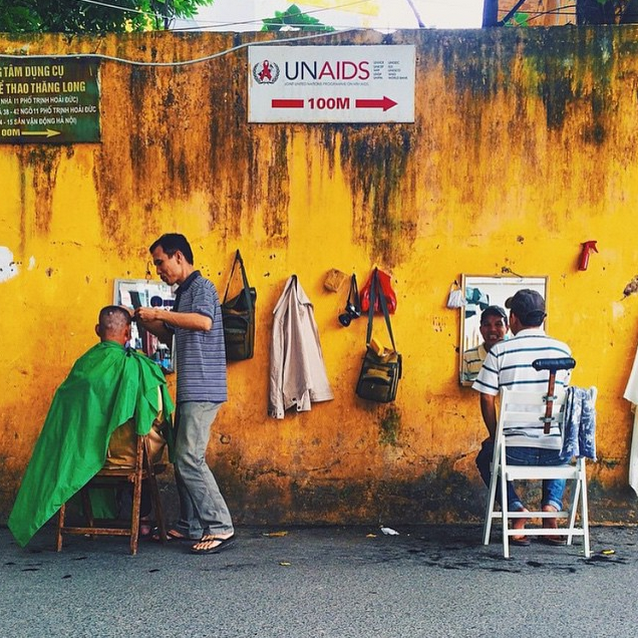 Những hàng cắt tóc ở phố Trịnh Hoài Đức, Hà Nội, Việt Nam.