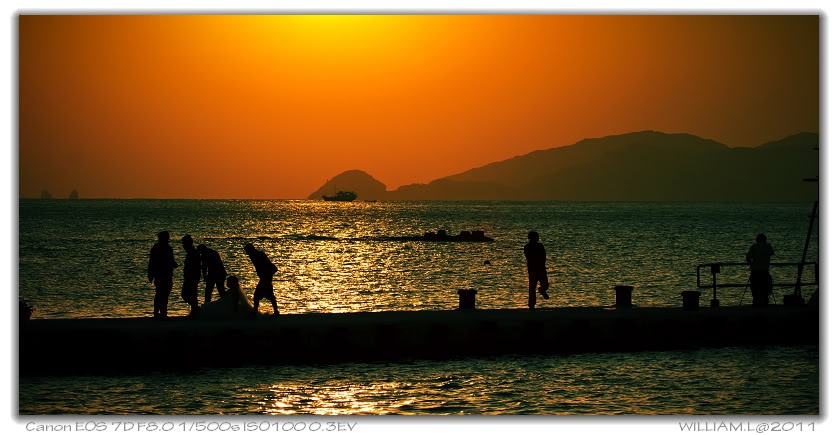 Vào những ngày cuối tuần, du khách thường lựa chọn dừng chân tại bãi biển Stanley và ít biết tới sự có mặt của bãi biển tại vịnh St Stephan nên khách tới đây không nhiều. Nhưng khi đặt chân tới vịnh St Stephan, bạn như phát hiện ra một thế giới mới với cảnh sắc tuyệt đẹp. Từ đây bạn có thể ngắm toàn cảnh của Stanley. Mùa hè tới, du khách có thể đến đây lướt ván và tổ chức đua thuyền, thưởng thức những món hải sản nướng tươi ngon, hấp dẫn. Ảnh: Wikipedia